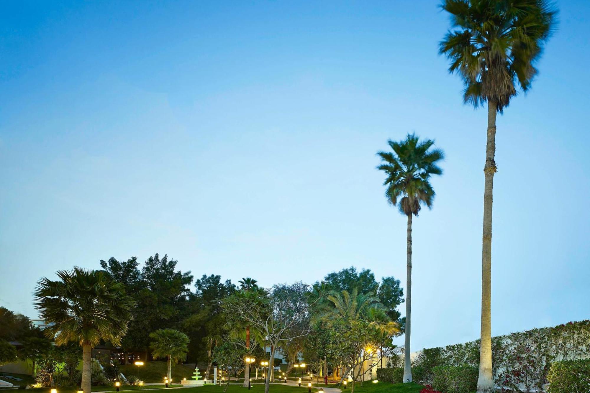 르 메르디앙 알 코바르 호텔 알크호바르 외부 사진 Palm trees at the University of California, Irvine