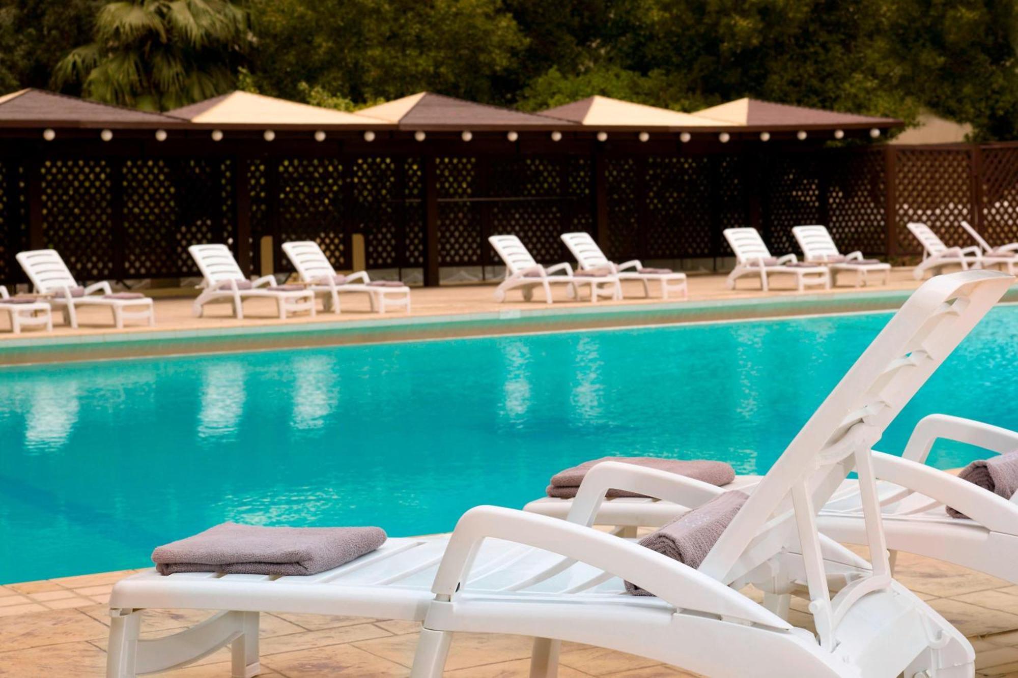 르 메르디앙 알 코바르 호텔 알크호바르 외부 사진 The pool at the hotel