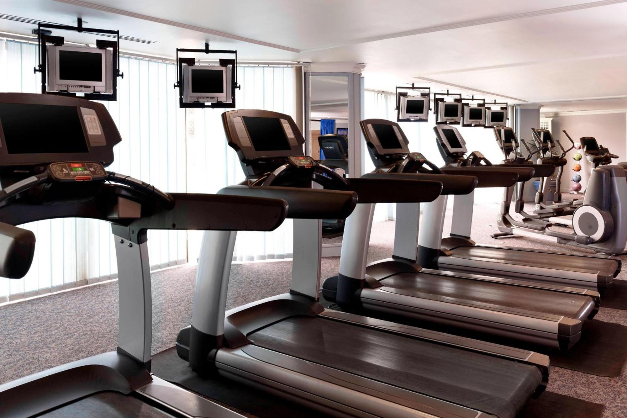 르 메르디앙 알 코바르 호텔 알크호바르 외부 사진 A row of treadmills