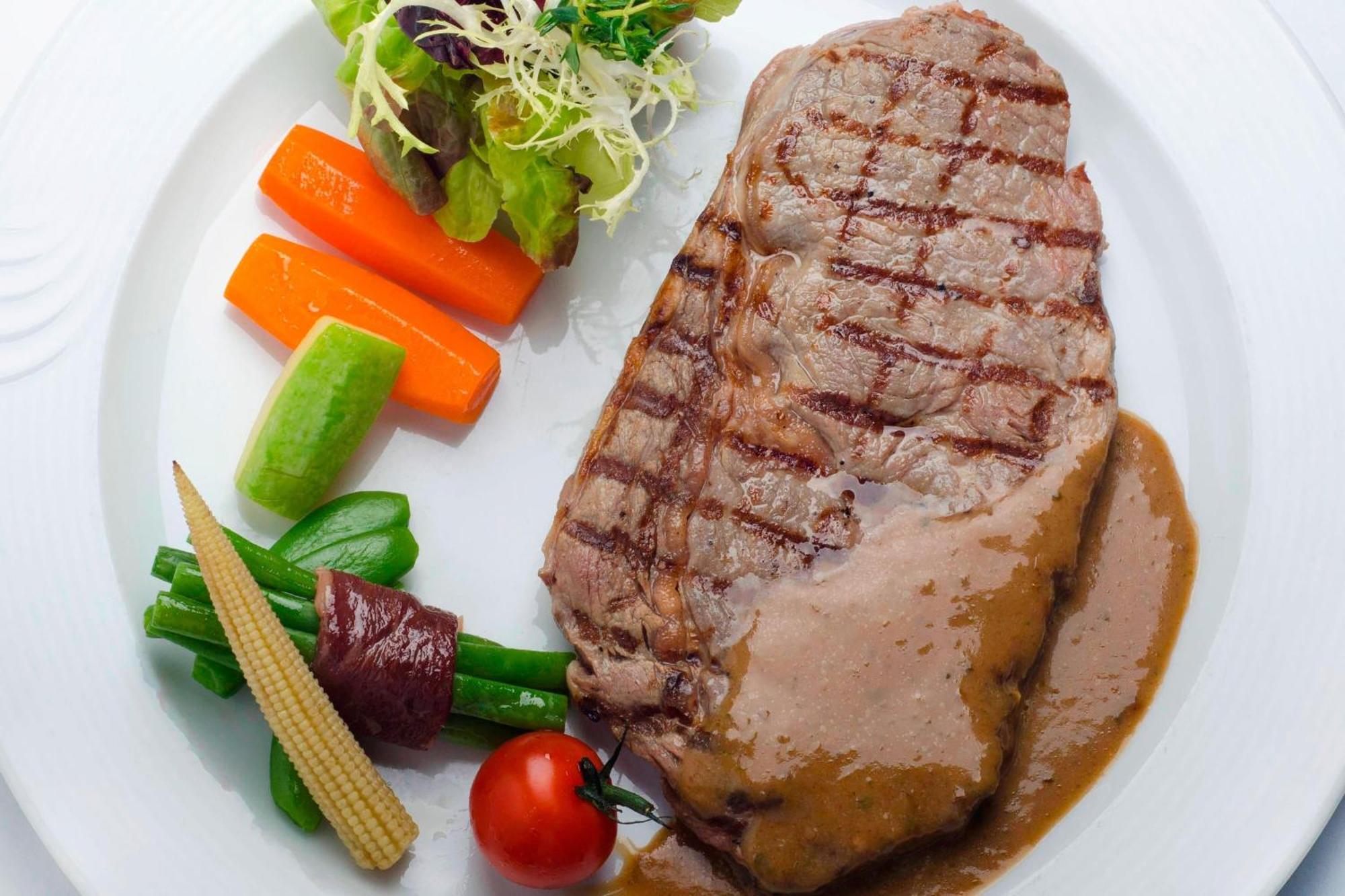 르 메르디앙 알 코바르 호텔 알크호바르 외부 사진 A steak with vegetables