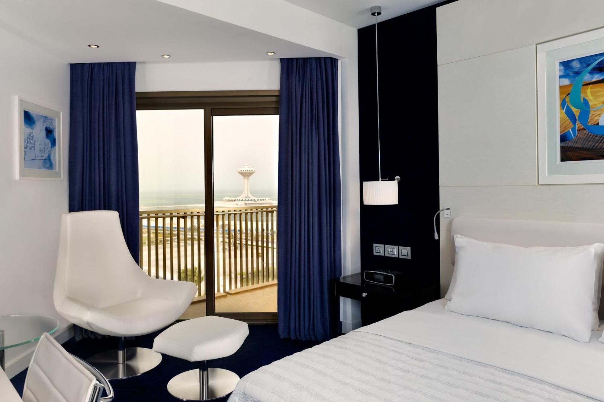 르 메르디앙 알 코바르 호텔 알크호바르 외부 사진 A room at the hotel