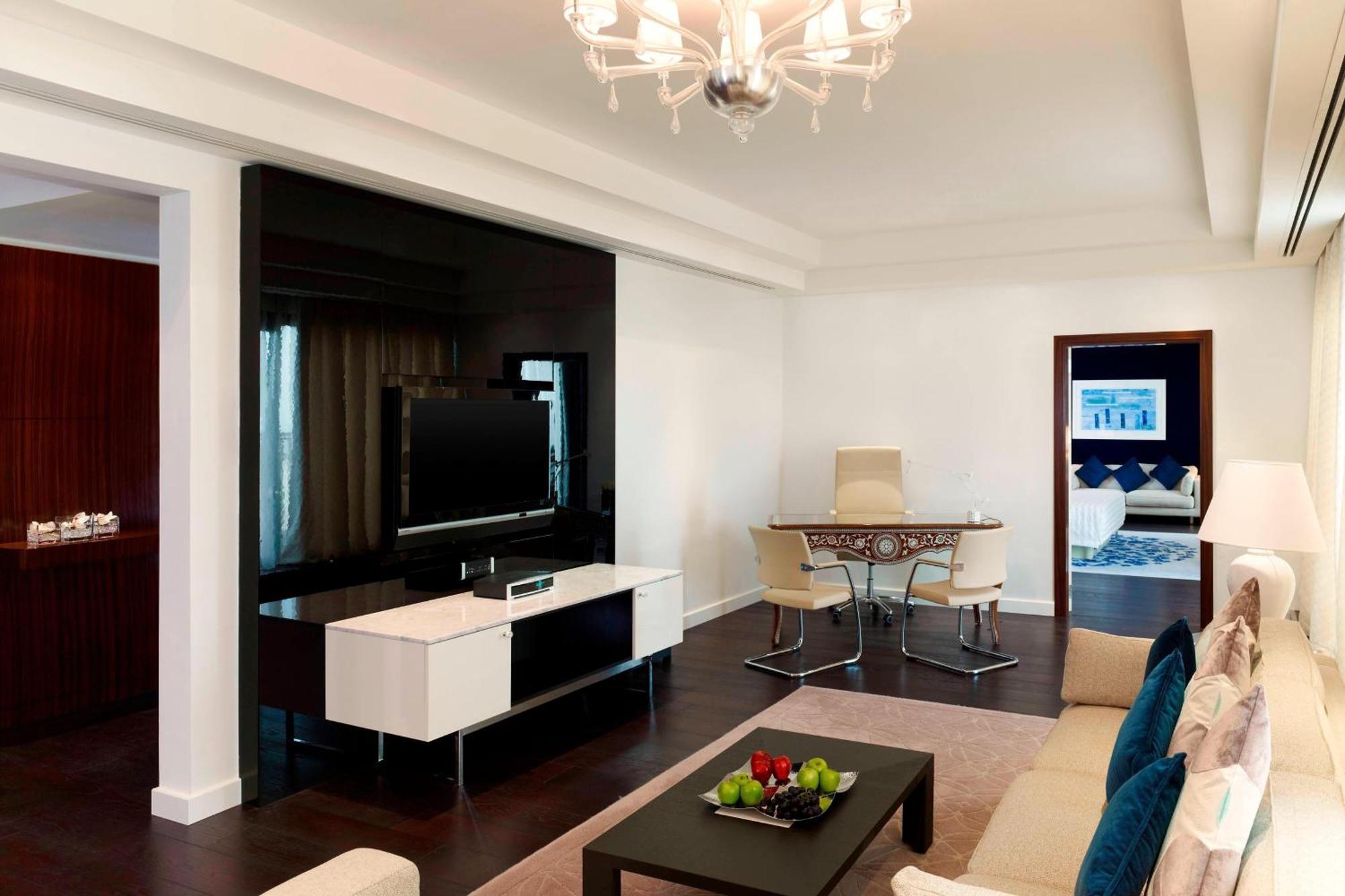 르 메르디앙 알 코바르 호텔 알크호바르 외부 사진 A living room in a suite at the Ritz-Carlton, Moscow