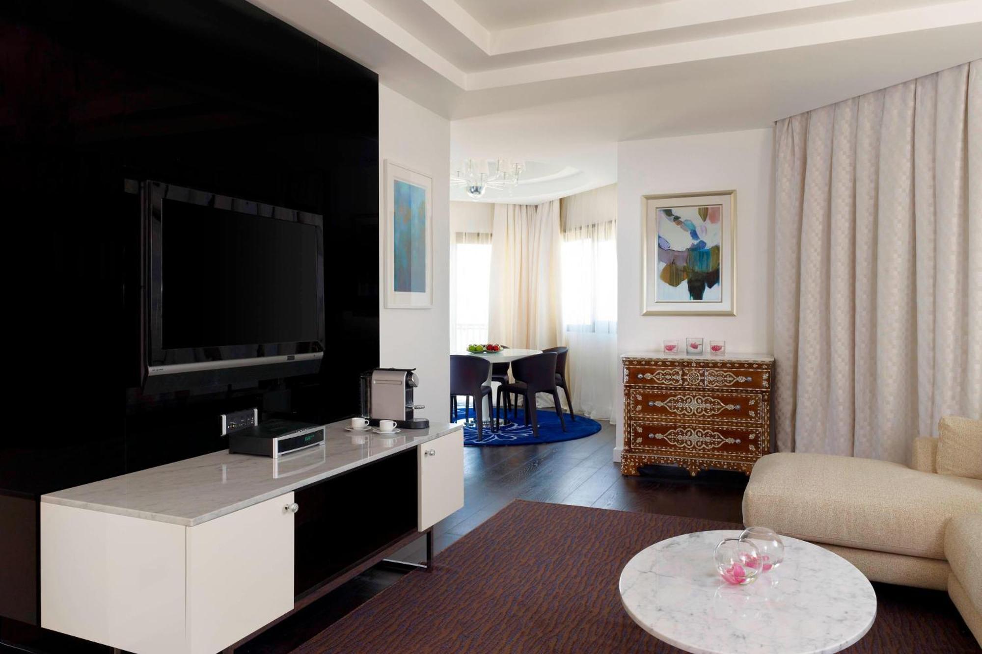 르 메르디앙 알 코바르 호텔 알크호바르 외부 사진 A living room in a typical apartment