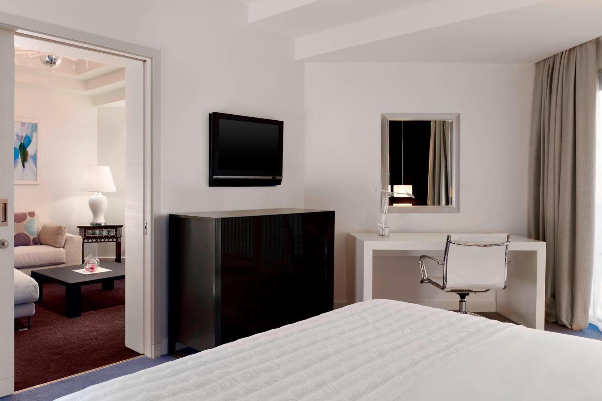 르 메르디앙 알 코바르 호텔 알크호바르 외부 사진 A typical bedroom in a typical hotel