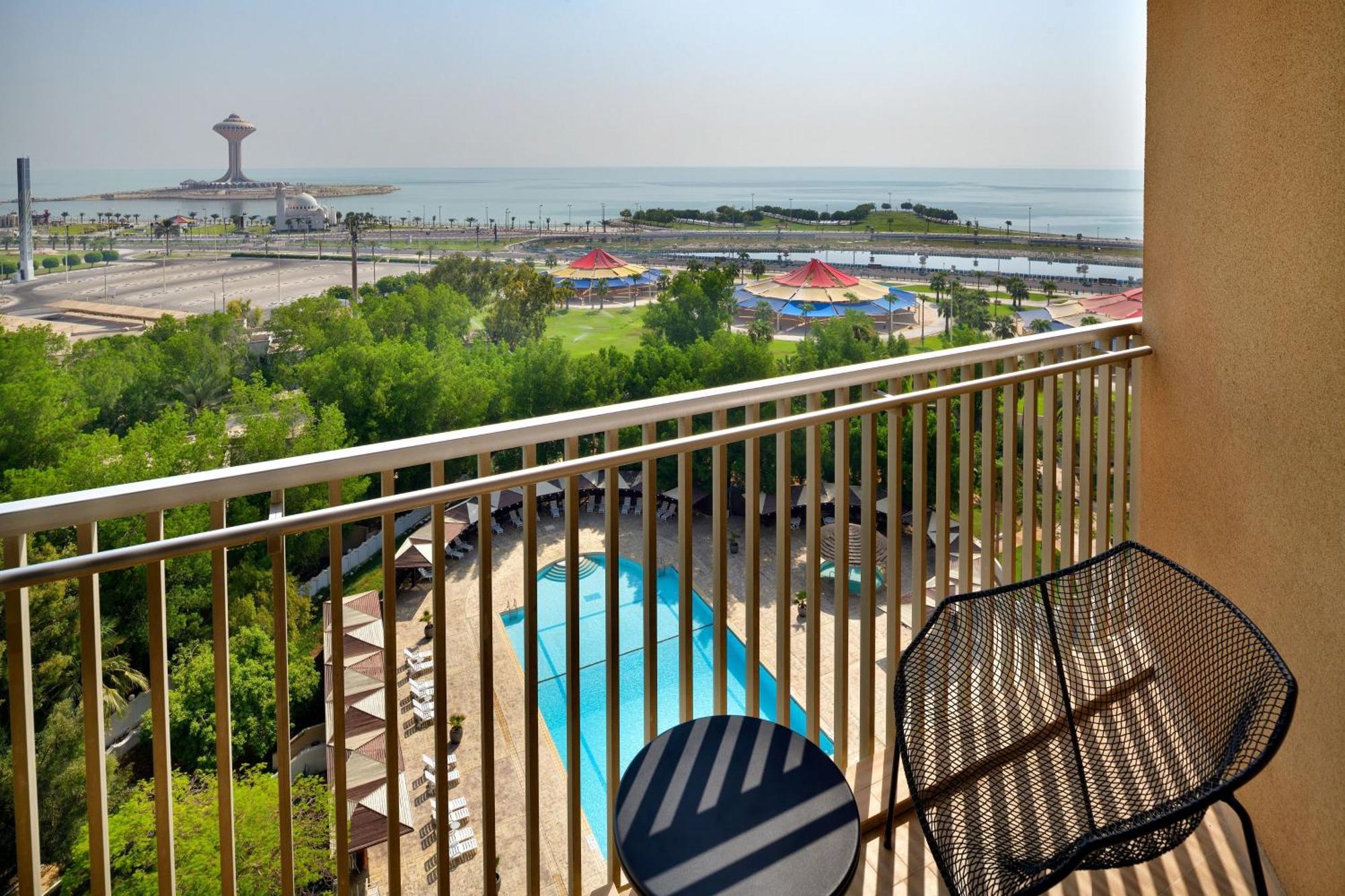 르 메르디앙 알 코바르 호텔 알크호바르 외부 사진 View from a balcony at the hotel