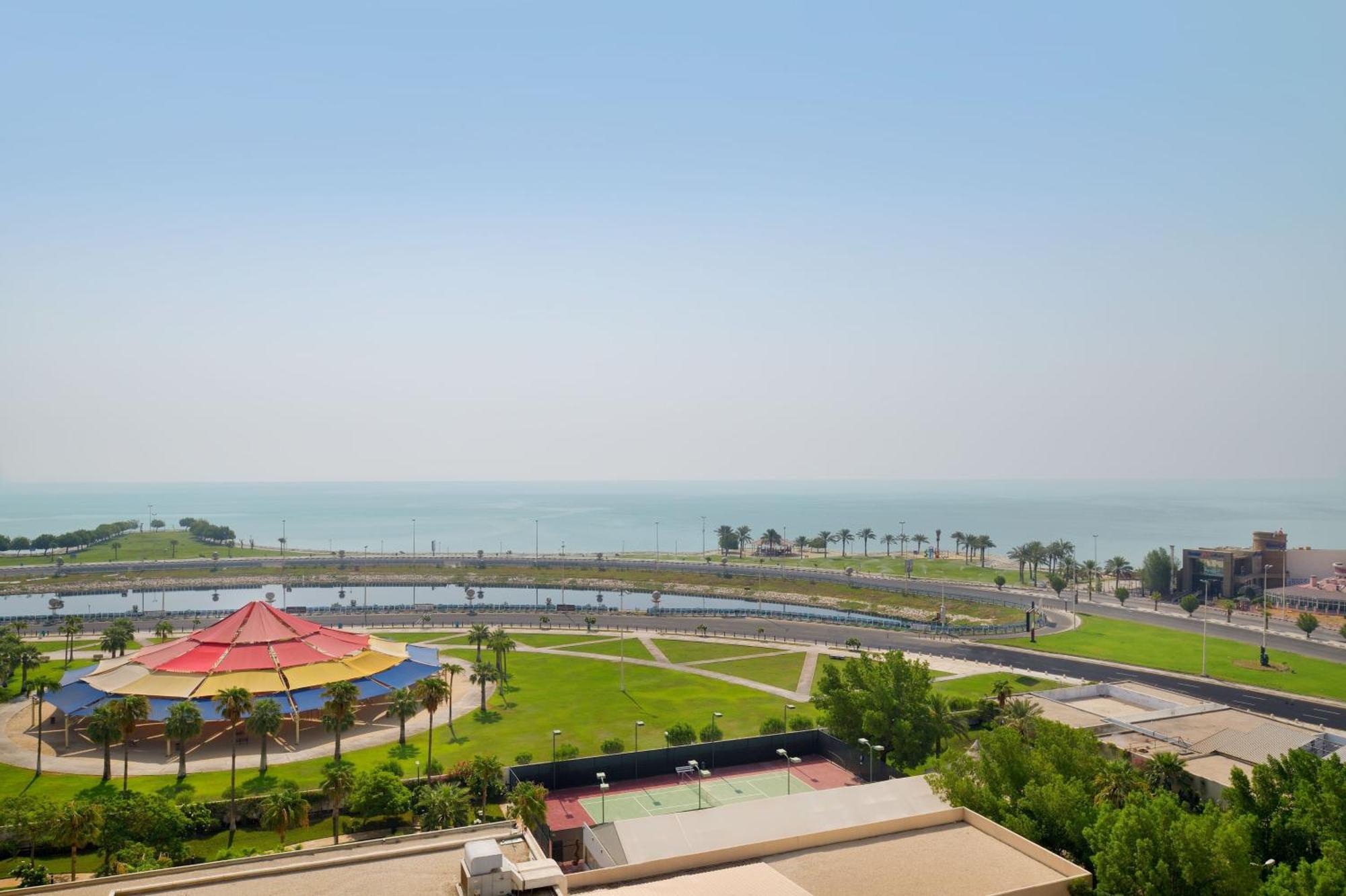 르 메르디앙 알 코바르 호텔 알크호바르 외부 사진 View of the stadium from the hotel
